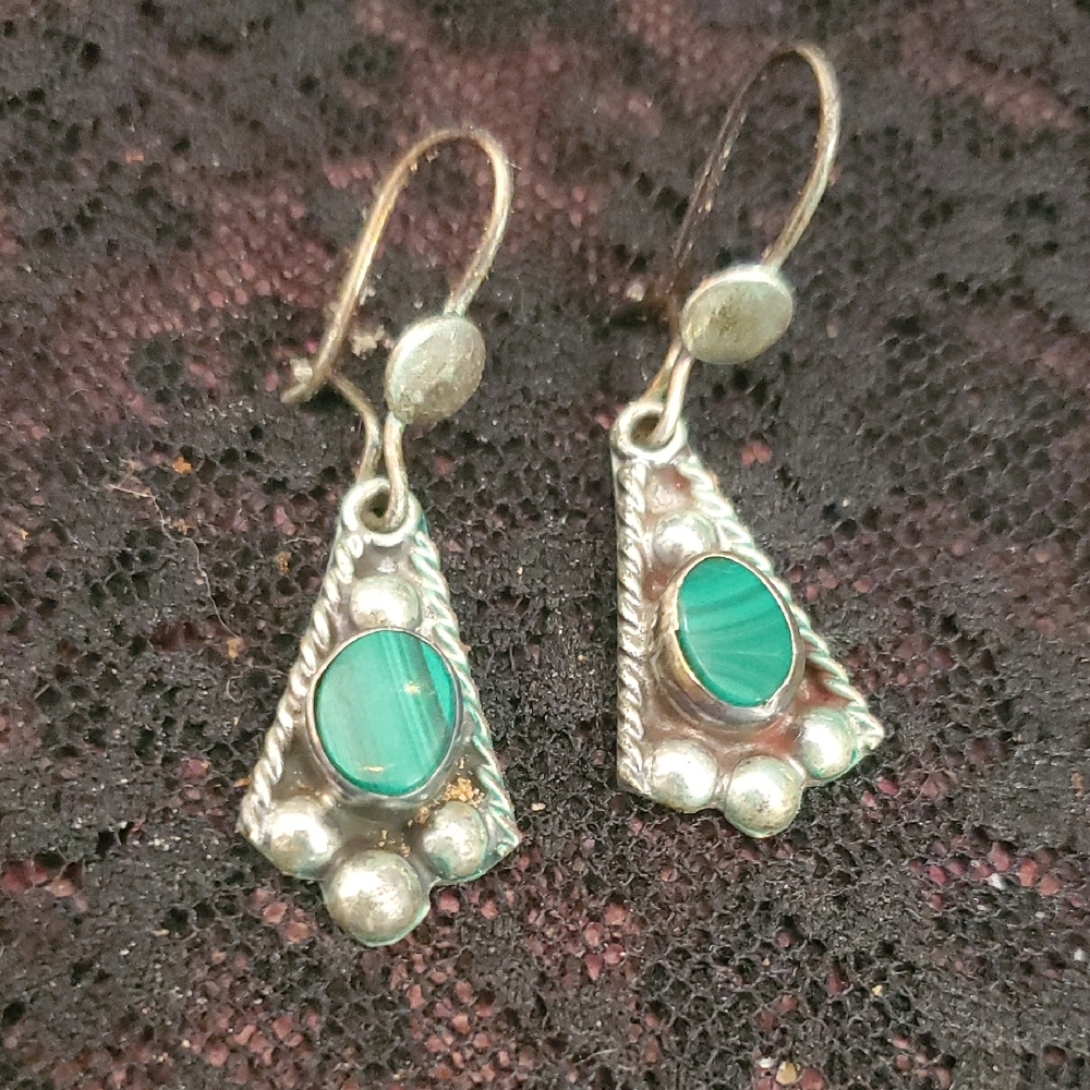 Elegant Sterling Silver and Green Earrings DY05